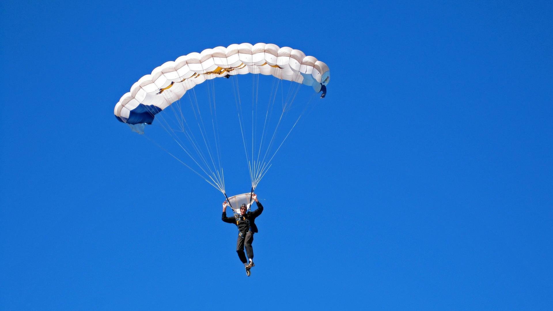 “青训场地引入高科技设备，提升训练水平”，青训的要求